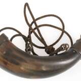 Pulverhorn, 19. Jh., Horn mit Messing-Montur (Korrosionsstellen), mit Aufhängung, L. 23 cm - photo 1