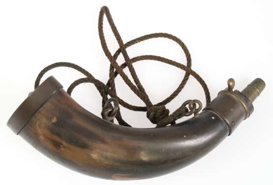 Pulverhorn, 19. Jh., Horn mit Messing-Montur (Korrosionsstellen), mit Aufhängung, L. 23 cm - photo 1