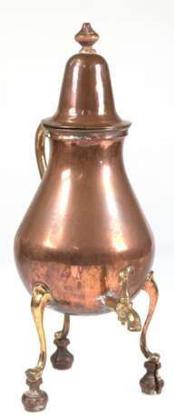 Barock-Dröppelminna, 18. Jh., Kupfer, innen verzinnt, 3 geschwungenen Messing-Beine auf Holzkugelfüßen, Messing-Hahn und Henkel, Gebrauchspuren, H. 39,5 cm - photo 1