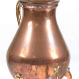 Barock-Dröppelminna, 18. Jh., Kupfer, innen verzinnt, 3 geschwungenen Messing-Beine auf Holzkugelfüßen, Messing-Hahn und Henkel, Gebrauchspuren, H. 39,5 cm - photo 1