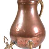 Barock-Dröppelminna, 18. Jh., Kupfer, mit Messing-Hahn, 3 geschschwungene Messing-Beine auf Kugelfüßen, gedellt, Gebrauchspuren, H. 41 cm - photo 1