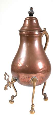 Barock-Dröppelminna, 18. Jh., Kupfer, mit Messing-Hahn, 3 geschschwungene Messing-Beine auf Kugelfüßen, gedellt, Gebrauchspuren, H. 41 cm - photo 1