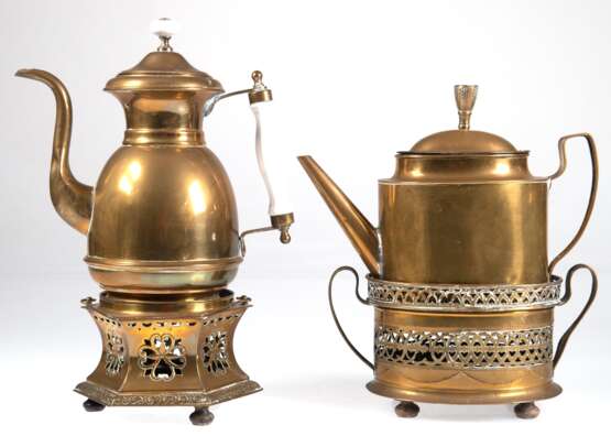 2x Messing-Kanne auf Stövchen, 19. Jh., davon Kanne und Stövchen oval, Ges.-H. 30 cm und 6-eckiges Stövchen und Kanne mit rundem Stand und Porzellan-Handgriffen, Ges.-H. 36 cm, Gebrauchspuren - photo 1