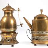 2x Messing-Kanne auf Stövchen, 19. Jh., davon Kanne und Stövchen oval, Ges.-H. 30 cm und 6-eckiges Stövchen und Kanne mit rundem Stand und Porzellan-Handgriffen, Ges.-H. 36 cm, Gebrauchspuren - photo 1