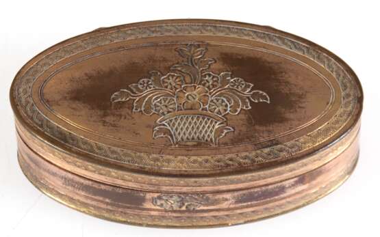 Tabatiere, oval, Frankreich 19. Jh., Kupfer mit Restvergoldung, innen schildpattartig gefaßt (mit Fehlstellen), reliefierter Blumen- und Bandeldekor, 2,1x7,3x4 cm - photo 1
