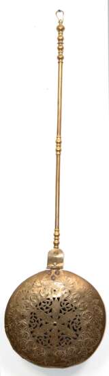Bettpfanne, Ostfriesland um 1800, Messing mit Messingstiel, Deckel ornamental durchbrochen, Ges.-L. 116 cm - photo 1