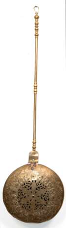 Bettpfanne, Ostfriesland um 1800, Messing mit Messingstiel, Deckel ornamental durchbrochen, Ges.-L. 116 cm - photo 1