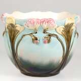 Jugendstil-Übertopf, Majolika, mit Floralrelief, farbig glasiert, Preß-Nr. 5923, Gebrauchspuren, H. 15,5 cm, Innen-Dm. 19 cm - photo 1