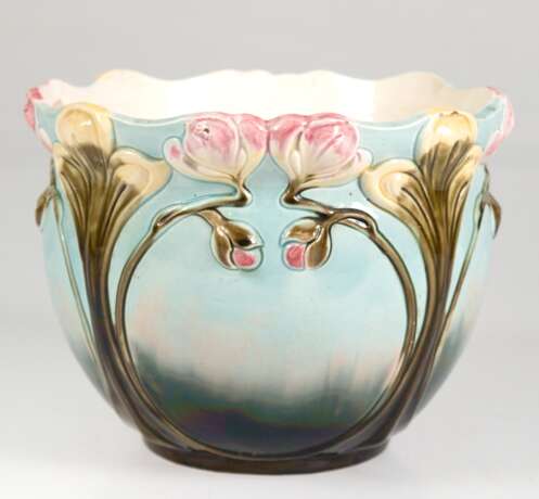 Jugendstil-Übertopf, Majolika, mit Floralrelief, farbig glasiert, Preß-Nr. 5923, Gebrauchspuren, H. 15,5 cm, Innen-Dm. 19 cm - photo 1