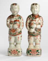 Zwei Knaben aus Porzellan mit Wucai-Dekor