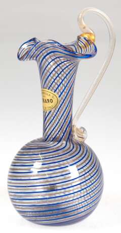 Murano-Kännchen mit spiralförmig eingeschmolzenen blauen und goldenen Fäden, hochgezogener Henkel, Originaletikett, H. 15 cm - photo 1