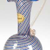 Murano-Kännchen mit spiralförmig eingeschmolzenen blauen und goldenen Fäden, hochgezogener Henkel, Originaletikett, H. 15 cm - photo 1