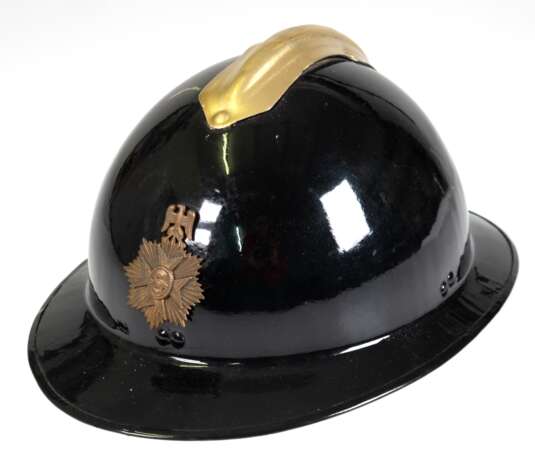 Feuerwehrhelm um 1930, Metall, schwarz gefaßt, mit adlerbekröntem Stern, innen mit Lederriemen, Gebrauchspuren - фото 1