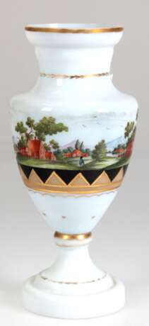 Biedermeier-Milchglasvase mit umlaufender Landschaftsmalerei und geoametrischem Dekor, Goldränder z.T. berieben, Balusterform auf Hohlfuß, H. 25 cm - фото 1