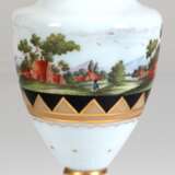 Biedermeier-Milchglasvase mit umlaufender Landschaftsmalerei und geoametrischem Dekor, Goldränder z.T. berieben, Balusterform auf Hohlfuß, H. 25 cm - фото 1