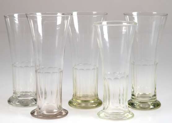 5 Biergläser, 19. Jh., Scheibenfuß, sich weitende Kuppa am Ansatz mit Facettenschliff, 1x Randchip, 1x kl. Haarriß, H. 2x 16 cm, 3x 17 cm - photo 1
