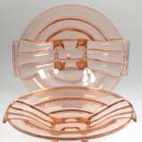 2 Art Deco-Glasschalen, rosafarben, auf 4 Füßchen, mit Fächerdekor, August Walther Dresden, Okrilla, H. 7,5 cm, Dm. 30 cm - photo 1