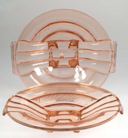 2 Art Deco-Glasschalen, rosafarben, auf 4 Füßchen, mit Fächerdekor, August Walther Dresden, Okrilla, H. 7,5 cm, Dm. 30 cm - photo 1