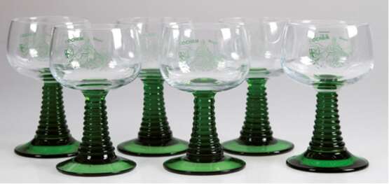 6 Moselweingläser, um 1960, 0,2 l, Cocehm-Mosel, grüner geriffelter Fuß mit farbloser Kuppa, H. 14 cm - photo 1