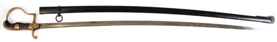 Wehrmacht-Säbel für Offiziere, Griffgefäß aus Messing, Griff mit Drahtwicklung, Klinge mit Herstellermarke "Alcoso A Waage C", Ansatz mit Gebrauchspuren, schwarze Metallscheide, Ges.-L. 98 cm - photo 1
