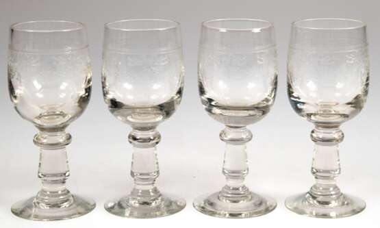 4 Schnapsgläser, 19. Jh., Kuppa mit Festondekor, H. 10,5 cm - photo 1
