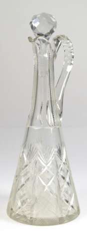 Große Wein-Karaffe, um 1900, konischer, reich geschliffener Korpus mit Henkel, Kugelstopfen, Ges.-H. 36 cm - Foto 1