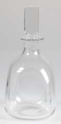 Whisky-Karaffe, Klarglas, gebauchter Korpus mit 4 geschliffenen Seitenflächen und ausgeschliffenem Abriß, 4-kantiger Stopfen, Ges.-H. 20,5 cm