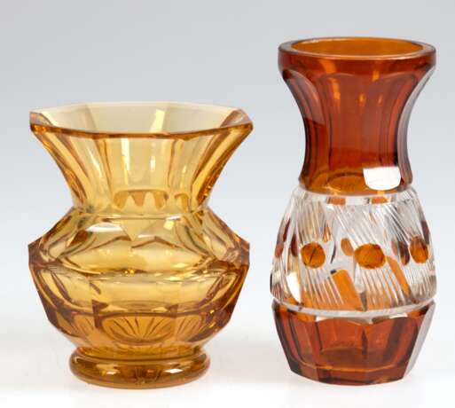 2 Art Deco-Vasen, Moser Karlsbad, gelbes Glas, Boden mit Sternenschliff, H. 8 cm und bernsteinfarbenes/ weißes Glas, umlaufender Schliff, H. 10 cm - photo 1