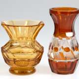 2 Art Deco-Vasen, Moser Karlsbad, gelbes Glas, Boden mit Sternenschliff, H. 8 cm und bernsteinfarbenes/ weißes Glas, umlaufender Schliff, H. 10 cm - photo 1