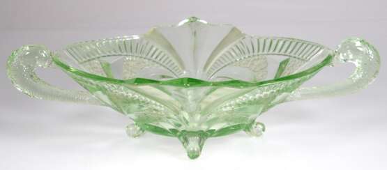 Große Art-Deco Glasschale, grün, auf 4 Füßen, floral und ornamental reliefiert, 2 seitl. Henkel in Fischform, 11,5x42x32 cm - photo 1