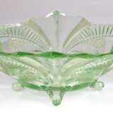 Große Art-Deco Glasschale, grün, auf 4 Füßen, floral und ornamental reliefiert, 2 seitl. Henkel in Fischform, 11,5x42x32 cm - photo 1