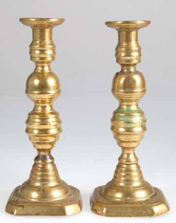 Paar Kerzenleuchter, Messing, 19. Jh., 1-flammig, quadratischer Stand, mehrfach gegliederter Schaft, Gebrauchspuren, H. je 24,5 cm - photo 1