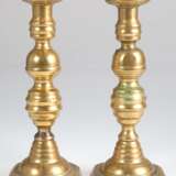 Paar Kerzenleuchter, Messing, 19. Jh., 1-flammig, quadratischer Stand, mehrfach gegliederter Schaft, Gebrauchspuren, H. je 24,5 cm - photo 1