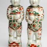 Paar Knaben aus Porzellan mit Wucai-Dekor - Foto 1