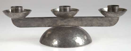 Kerzenleuchter, 3-armig, Karl Raichle (1889-1965), Meersburg, Zinn, mit Hammerschlagdekor, Handarbeit, gewölbter runder Fuß, 3 horizontal angeordnete Tüllen mit weiten Tropfschalen, kl. Kratzspuren, L. 26,5 cm - photo 1