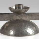 Kerzenleuchter, 3-armig, Karl Raichle (1889-1965), Meersburg, Zinn, mit Hammerschlagdekor, Handarbeit, gewölbter runder Fuß, 3 horizontal angeordnete Tüllen mit weiten Tropfschalen, kl. Kratzspuren, L. 26,5 cm - photo 1