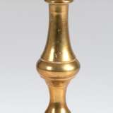 Leuchter, Messing, 19. Jh., 1-flammig, auf quadratischem Stand, mehrfach gegliederter Schaft, Gebrauchspuren, H. 23 cm - photo 1