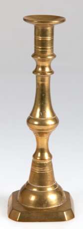Leuchter, Messing, 19. Jh., 1-flammig, auf quadratischem Stand, mehrfach gegliederter Schaft, Gebrauchspuren, H. 23 cm - photo 1