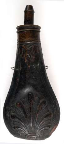 Pulver-Flasche, 19. Jh., Kupfer, flacher Korpus mit Reliefdekor, Gebrauchspuren, gedellt, L. 21 cm - photo 1