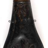 Pulver-Flasche, 19. Jh., Kupfer, flacher Korpus mit Reliefdekor, Gebrauchspuren, gedellt, L. 21 cm - photo 1
