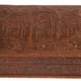 Schachtel für Rauchwaren, geprägtes Leder, Deckel mit Innenansicht der Moschee-Kathedrale von Cordoba, innen mit Holz ausgekleidet, im Deckel Einteilung für Zigaretten, min. Gebrauchspuren, 7,5x26x20 cm - Foto 1