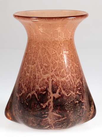 Vase, WMF, Ikora, um 1930, mit rotbraunen und braunen netzartigen Einschmelzungen, seltene Form, H. 22,5 cm - photo 1