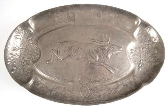 Jugendstil-Platte, Kayserzinn, 1902, Nr. 4345, auf 4 kleinen Füßen, im Spiegel reliefierter Hirsch, Rand mit Eichenlaub, Jagdhund, Hasen und Jagdlappen, 3,8x56x35,5 cm - photo 1