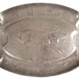 Jugendstil-Platte, Kayserzinn, 1902, Nr. 4345, auf 4 kleinen Füßen, im Spiegel reliefierter Hirsch, Rand mit Eichenlaub, Jagdhund, Hasen und Jagdlappen, 3,8x56x35,5 cm - photo 1