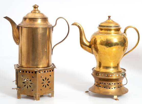 2x Messing-Kanne auf Stövchen, 19. Jh., dabei 1 rundes Stövchen, Kanne gedellt, Ges.-H. 29 cm und 1 6-eckiges Stövchen und Kanne mit rundem Stand, Gebrauchspuren, Ges.-H. 33 cm - фото 1