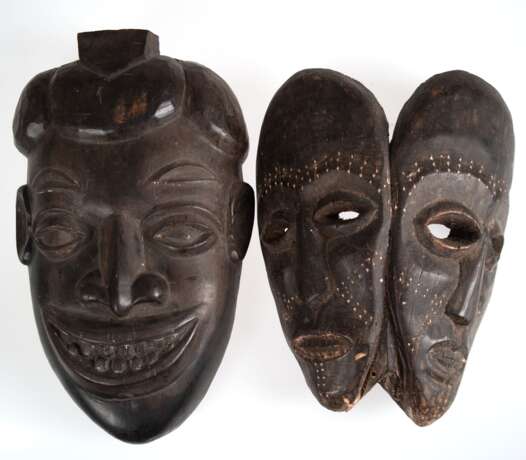 2 Masken, Afrika, Doppelmaske, Holz, handgeschnitzt, farbig gefasst, Altersspuren, H. 29 cm und Gesichtsmaske, geschnitztes Ebenholz, H. 35 cm - фото 1