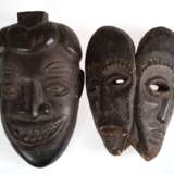 2 Masken, Afrika, Doppelmaske, Holz, handgeschnitzt, farbig gefasst, Altersspuren, H. 29 cm und Gesichtsmaske, geschnitztes Ebenholz, H. 35 cm - фото 1