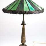 Jugendstil-Tischlampe, 2-flammig, runder Bronze-Fuß mit Muscheldekor, runder Lampenschirm aus grünem und braunem Kunstglas mit reliefiertem Metallrand, H. 60 cm, Dm. 40 cm - Foto 1
