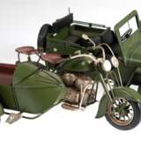 Militär-Jeep, USA 1944, L. 30 cm und Motorrad mit Beiwagen, Metall/ Blech, grün gefasst, Gebrauchspuren, L. 27 cm - photo 1