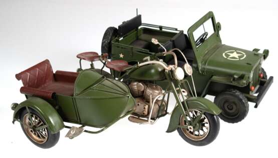 Militär-Jeep, USA 1944, L. 30 cm und Motorrad mit Beiwagen, Metall/ Blech, grün gefasst, Gebrauchspuren, L. 27 cm - photo 1
